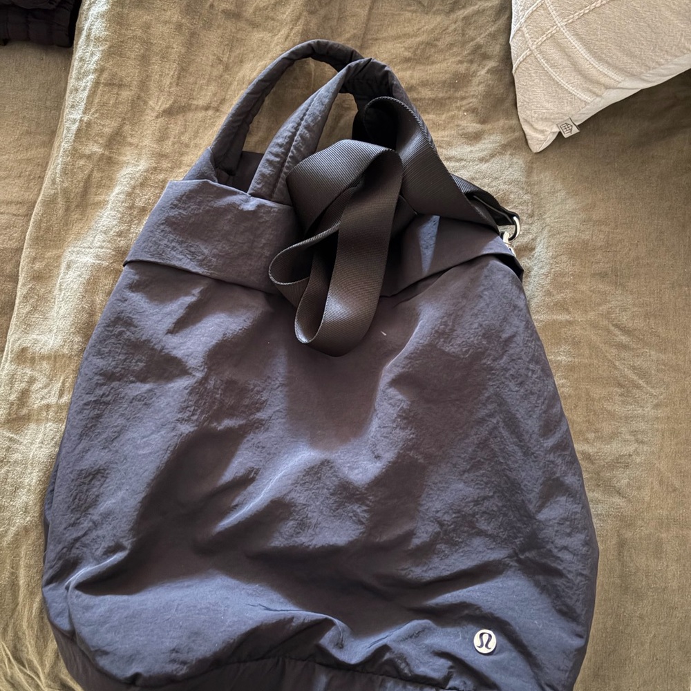 Lululemon on my level 20L tote bag
